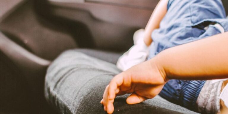 Dolor en Florida: niño pierde la vida en auto estacionado frente a escuela