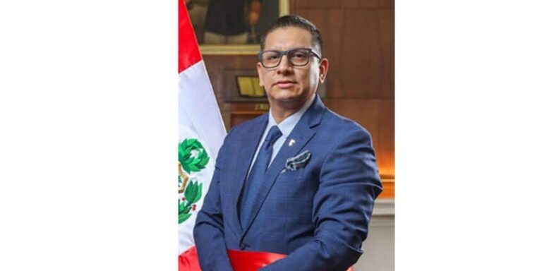 Renuncia el ministro peruano de Trabajo tras denuncia de falsificación de documentos