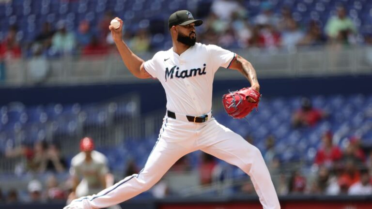 El dominicano Sandy Alcántara lanzó pelota de cuatro hits durante siente entradas y blanqueó a los Filis de Filadelfia
