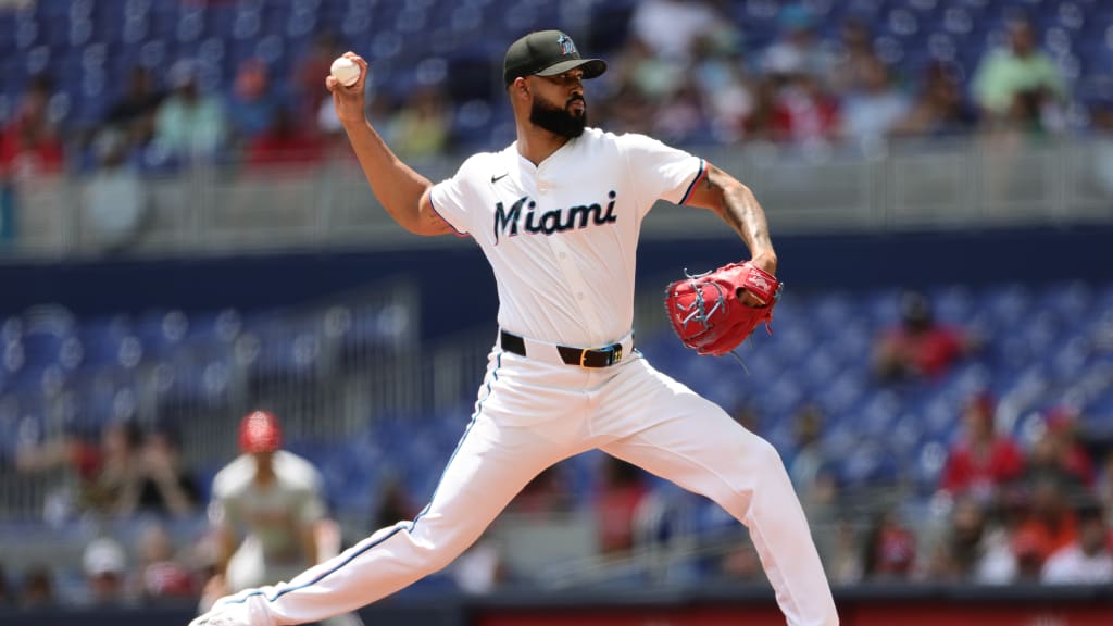 El dominicano Sandy Alcántara lanzó pelota de cuatro hits durante siente entradas y blanqueó a los Filis de Filadelfia