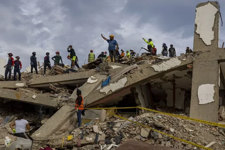 «No podemos dejar a nadie atrás»: venezolanos siguen buscando a los desaparecidos un mes después de los terremotos