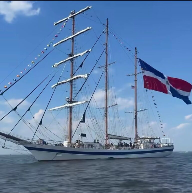 RD en SAIL 4th 250 con buque escuela en NY