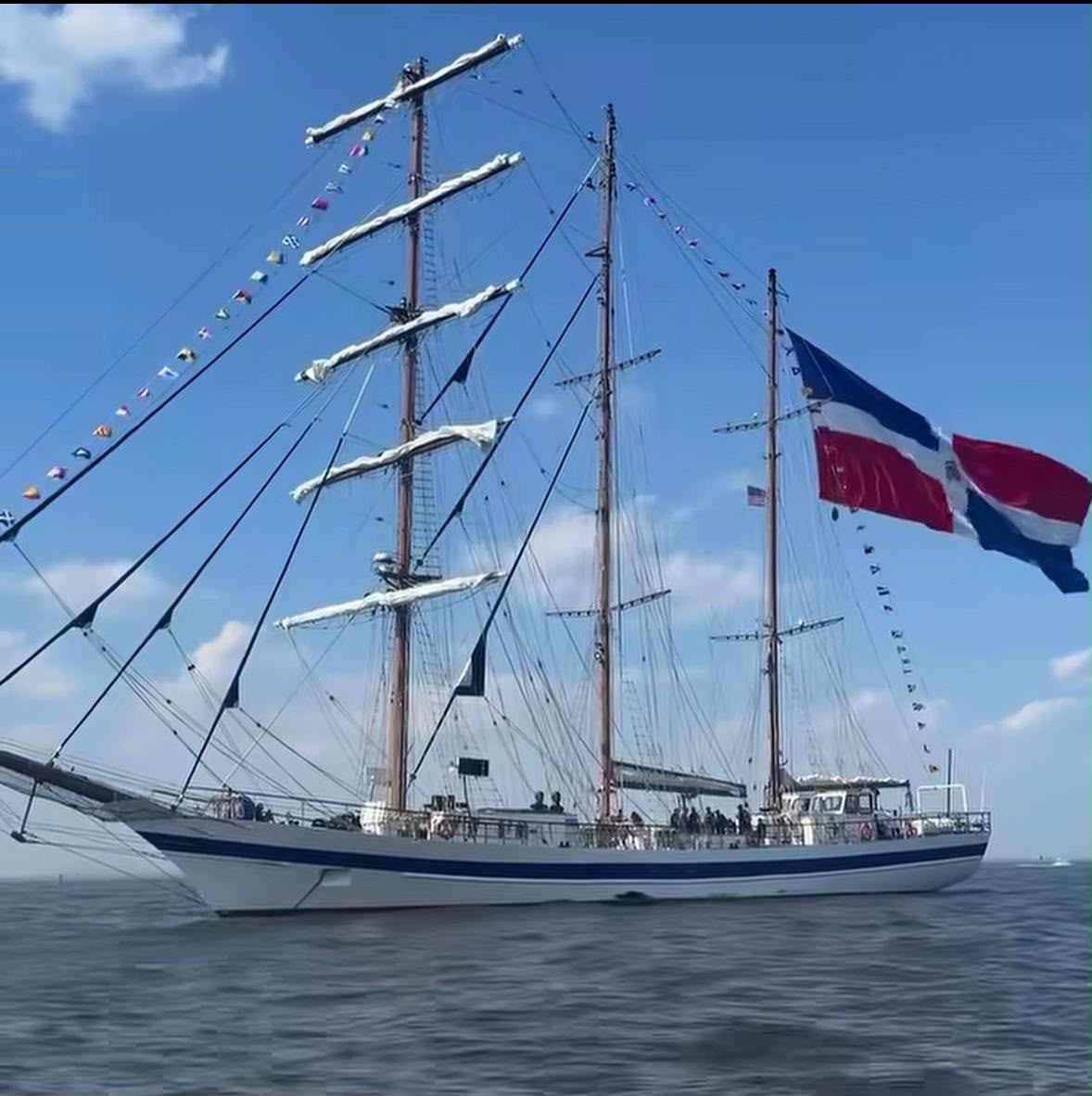 RD en SAIL 4th 250 con buque escuela en NY
