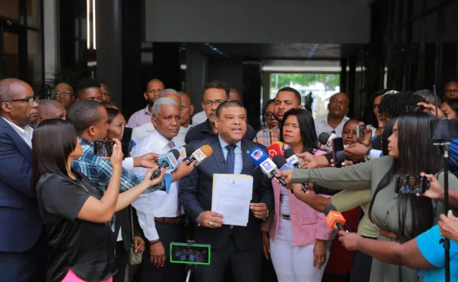Diputados del PRD y FP piden al presidente Abinader detener intentos de instalación de vertedero en La Cuaba