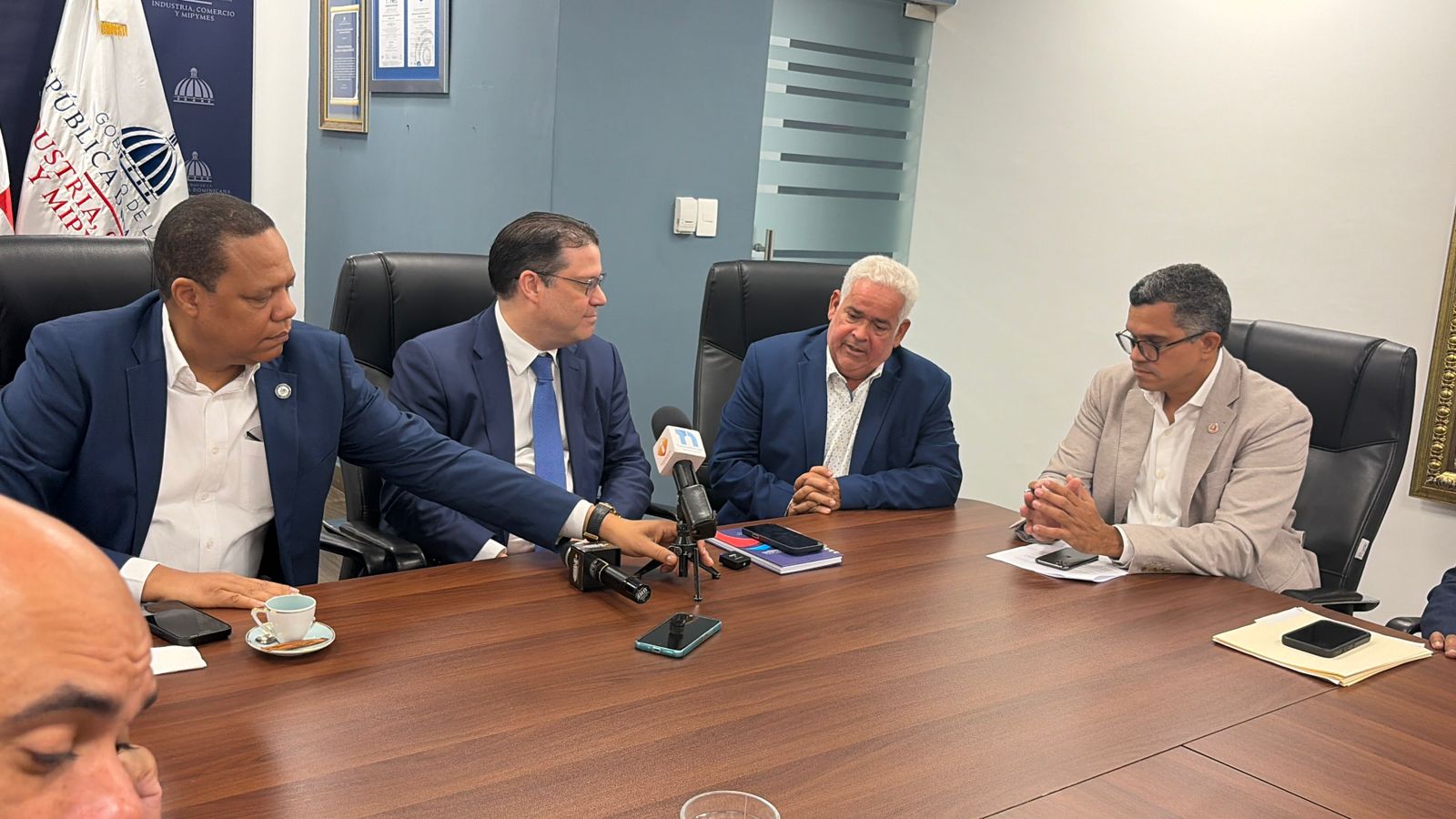 Gobierno y sector de combustibles formarán comisión para resolver conflicto sobre el pago con tarjetas electrónicas