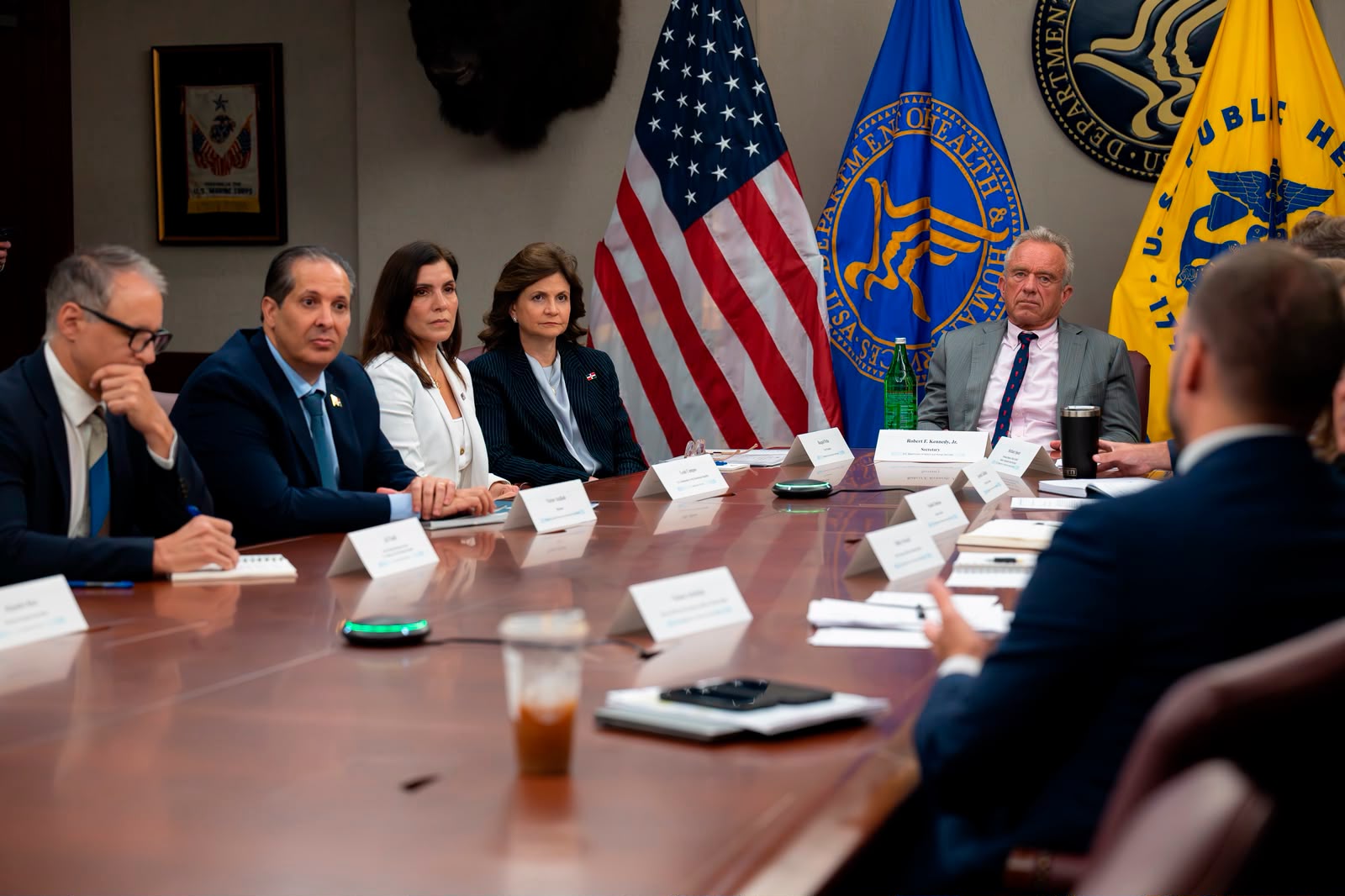 Vicepresidenta Peña y ministro Atallah fortalecen cooperación sanitaria con EE.UU. durante reunión con el secretario Robert F. Kennedy Jr.