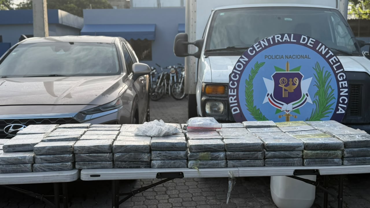 Dintel y MP ocupan 155 paquetes y 71 láminas de presunta cocaína, un fusil y tres vehículos con caletas durante allanamiento en el Distrito Nacional
