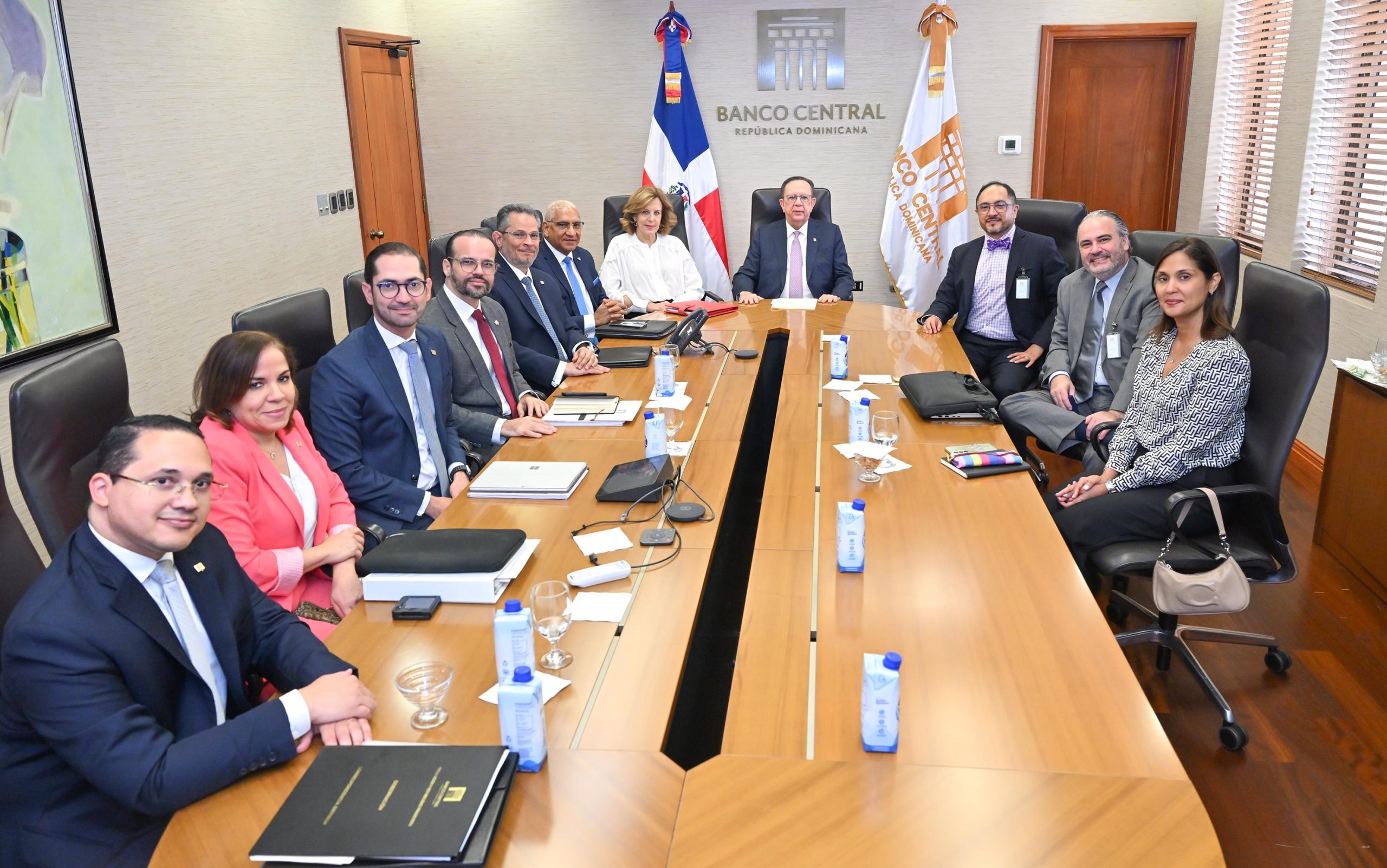 Valdez Albizu recibe una misión técnica del BID a fin de potenciar el financiamiento a MIPYMES a través del BANDEX