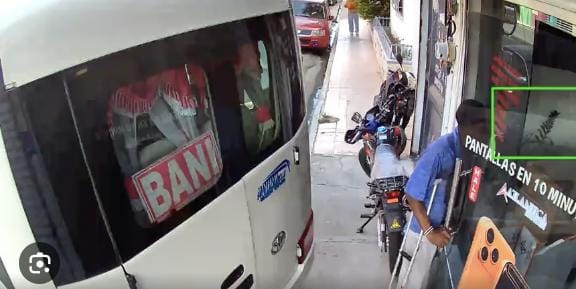 Casi lo aplasta: guagua impacta comercio en Baní y provoca daños