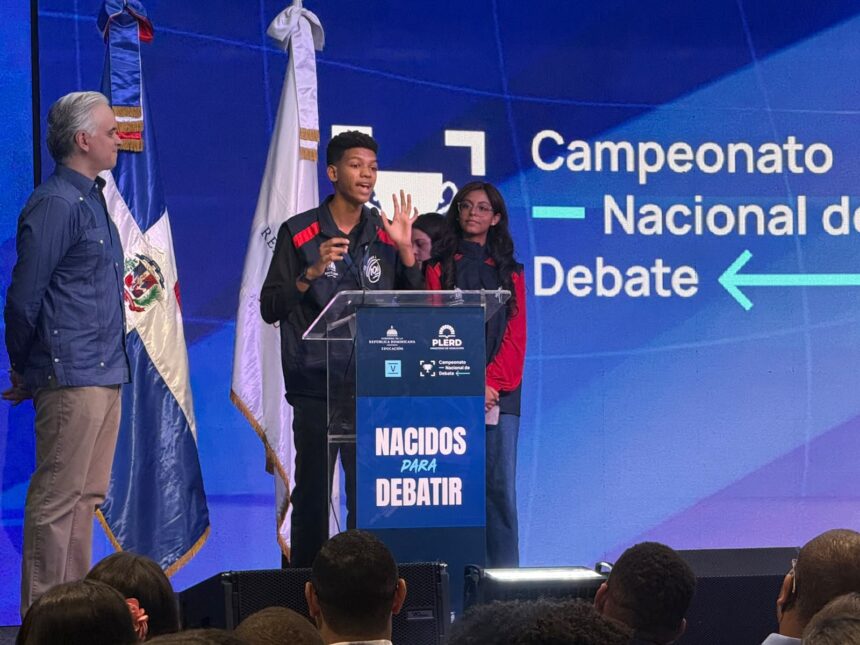 Estudiantes ponen a prueba su capacidad de argumentación en el V Campeonato Nacional de Debate