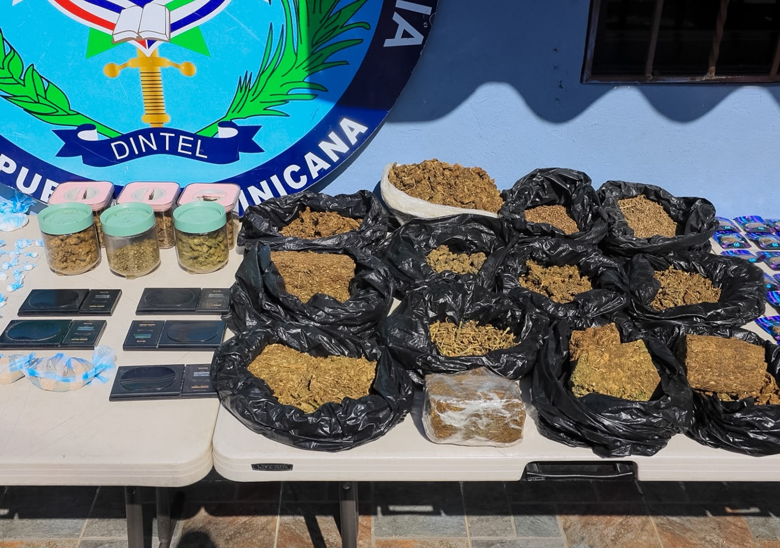 Policía ocupa drogas, 46 tragamonedas y tarjetas para clonación en operativo en sector Capotillo