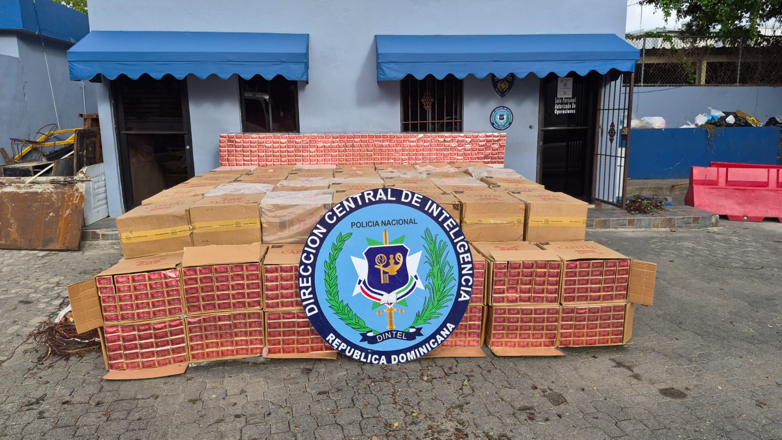 Agentes del DINTEL y Prevención incautan 1,579,400 cigarrillos de contrabando camuflados con hojas de batata en Baní