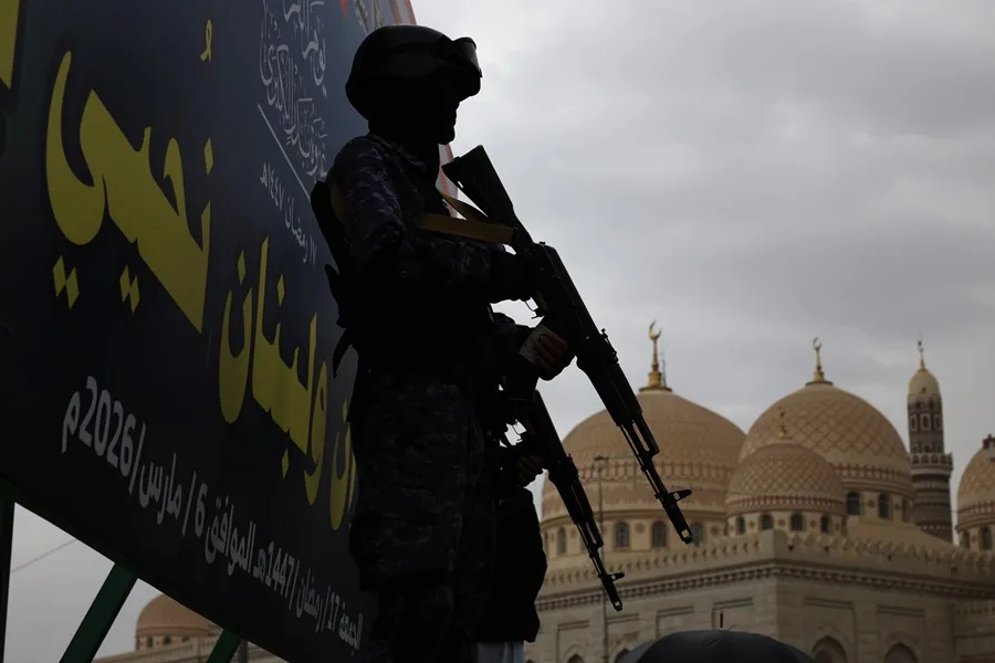 Los hutíes anuncian un bloqueo marítimo contra Arabia Saudí tras el bombardeo del aeropuerto de Saná