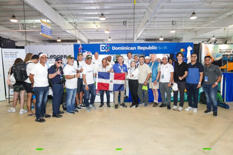 RD fortalece posicionamiento como referente en aviación y ensamblaje de aeronaves en feria de Oshkosh, Estados Unidos