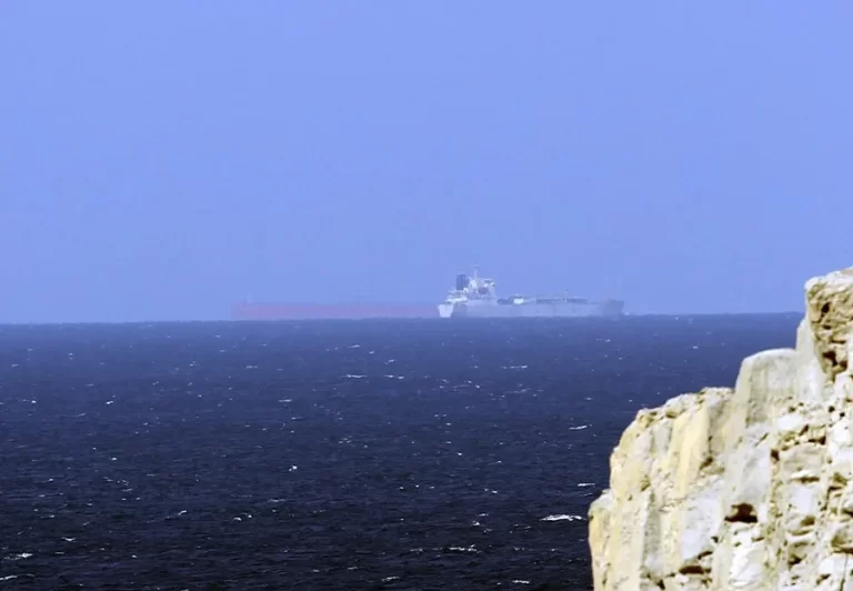 La agencia marítima de Reino Unido reporta un ataque contra un buque cisterna cerca del estrecho de Ormuz