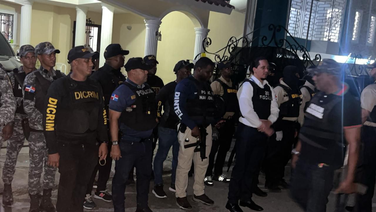 Desde la madrugada: DNCD y PGR allanan residencial en La Romana; hay un detenido
