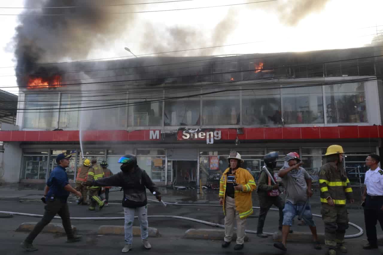 Fuego afecta varios negocios en la avenida Isabel Aguiar