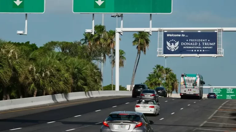 Trump da nombre a aeropuerto en Florida