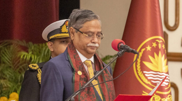 Presidente de Bangladés dimite a mitad de mandato por incapacidad física y mental