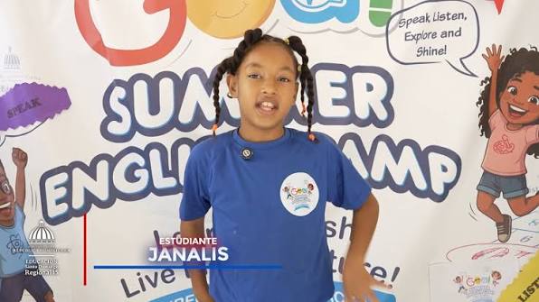 En La Vega llevan alegría a niños del Summer English Camp