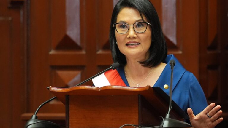 Keiko Fujimori asume la presidencia de Perú y anuncia que las Fuerzas Armadas liderarán la seguridad en zonas de emergencia