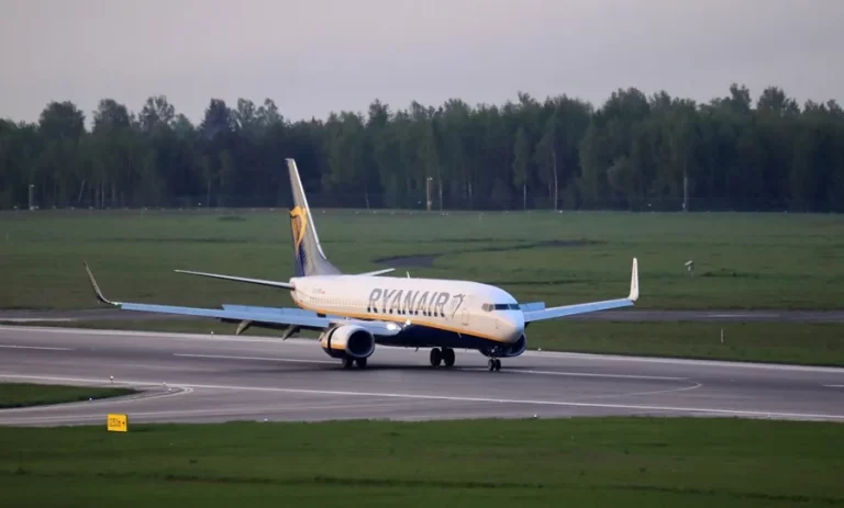 Macedonia investigará el vuelo en el que pasajero fue succionado tras romperse una ventanilla