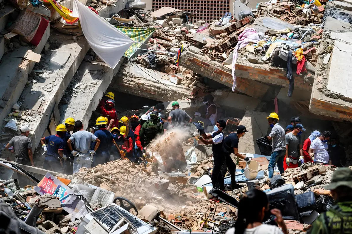 Venezuela rescata 6,400 tras doble terremoto