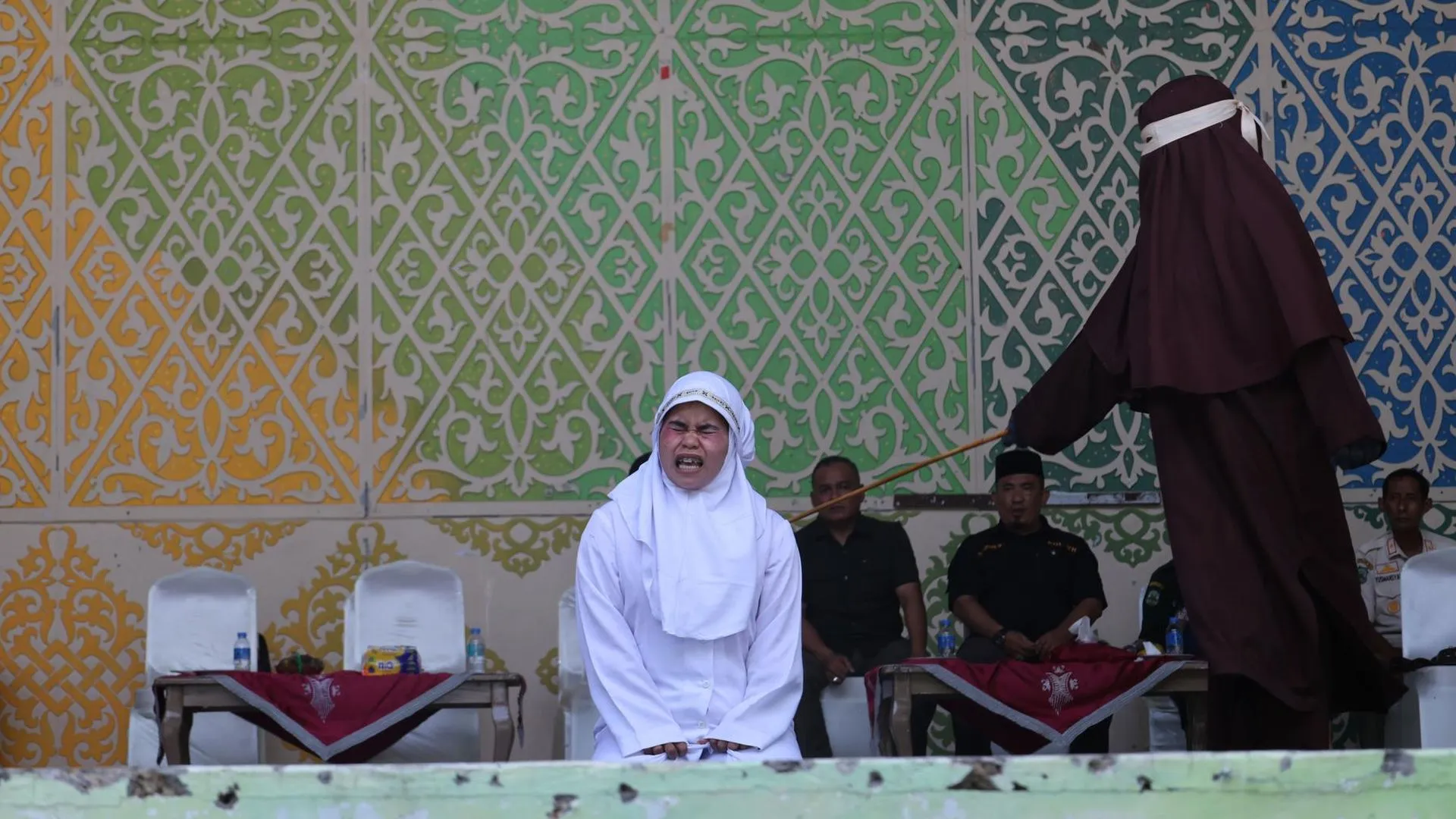 Azotes en Indonesia por beso en TikTok generan debate