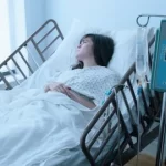 Joven termina hospitalizada tras meses de largas jornadas laborales y consumo de energizantes