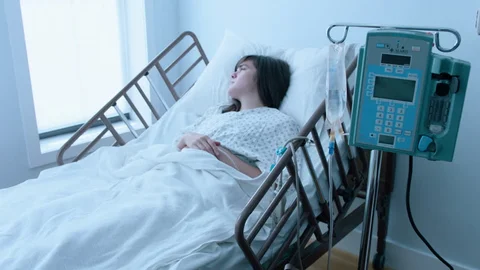Joven termina hospitalizada tras meses de largas jornadas laborales y consumo de energizantes