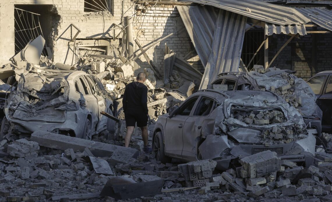 Ascienden a 15 los muertos y a 39 los heridos en ataque masivo nocturno ruso contra Kiev