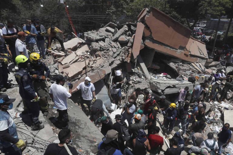 Asciende a 250 la cifra de muertos por terremoto en Colombia