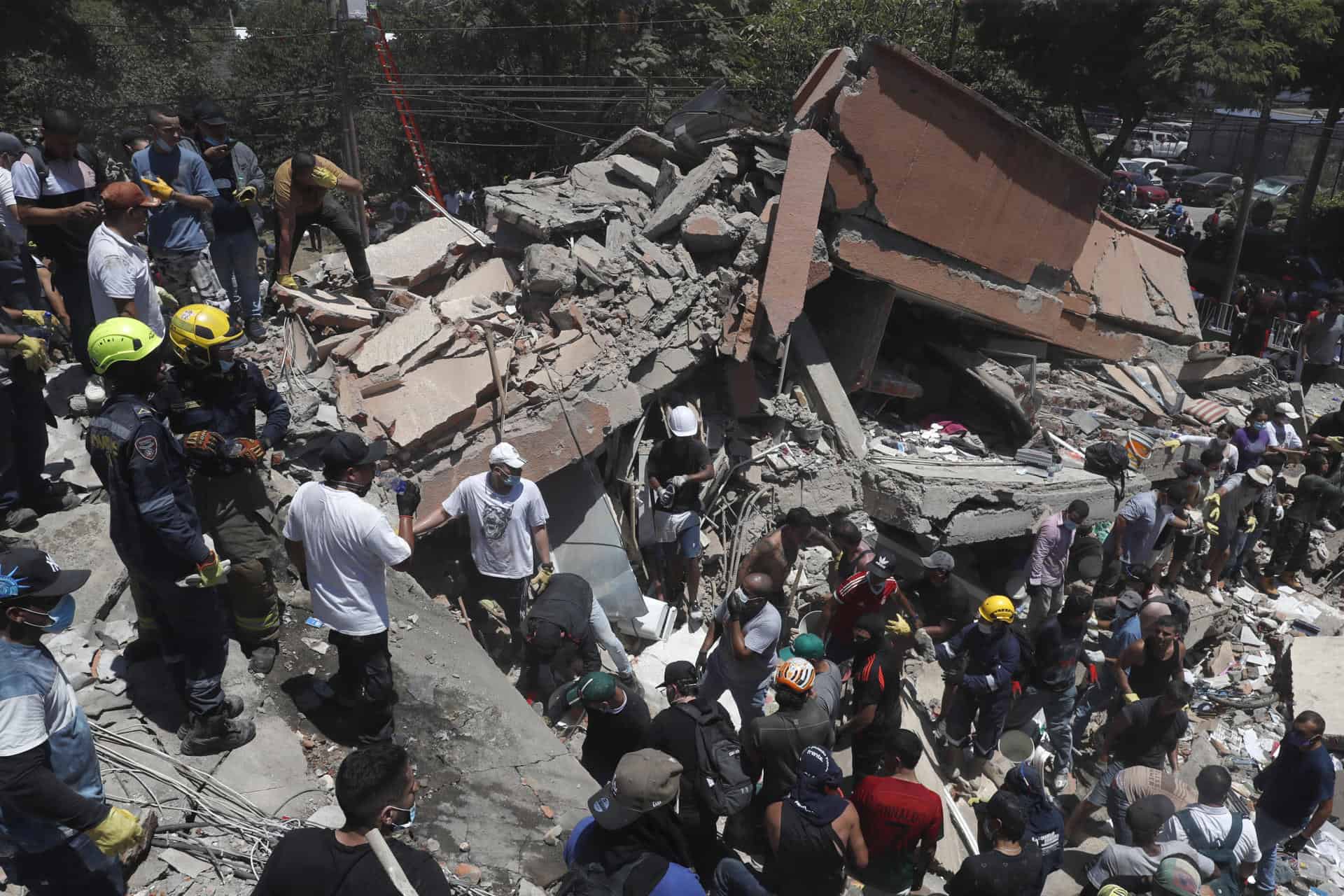 Asciende a 250 la cifra de muertos por terremoto en Colombia