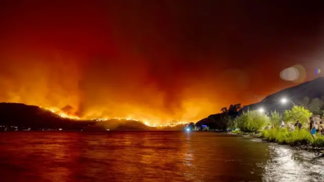 Voraz incendio arrasa casas y cabañas a orillas de un lago en Canadá