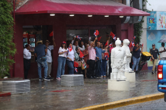 Miles de dominicanos desafiando las lluvias salieron a las calles para aplaudir y vitorear a los medallistas criollos en los Juegos Centroamericanos y del Caribe 2026