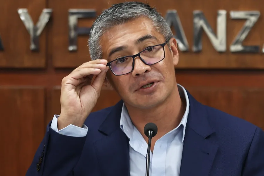 El presidente de Bolivia destituye a su ministro de Economía tras ser censurado en el Parlamento