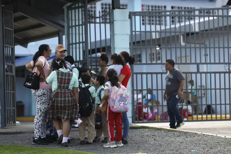 Evacúan edificios y hospitales en Panamá por el fuerte sismo con epicentro en Colombia