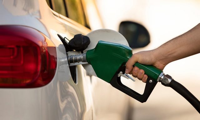 Gobierno mantiene congelados los combustibles pese al alza del petróleo