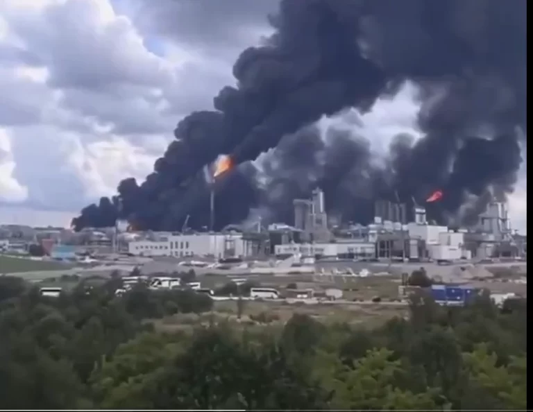 Asciende a ocho el número de muertos tras incendio en planta de gas rusa