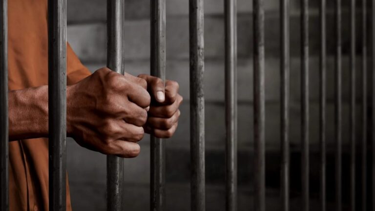 Condenan a cadena perpetua a hombre de Texas por matar a puñaladas a su esposa separada