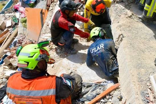 Ciudadanos comienzan rescate de personas atrapadas bajo los escombros tras terremoto en Colombia