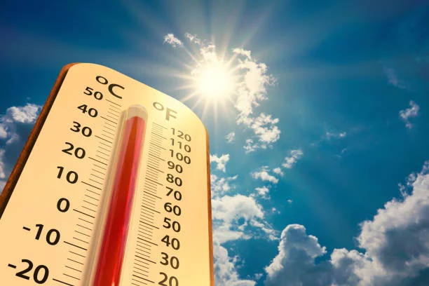Chubascos aislados y temperaturas calurosas se esperan este domingo