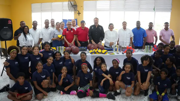 El Inefi entregó de Utilería Deportiva y Canchas remozadas en varios centros educativos en Hato Mayor del Rey