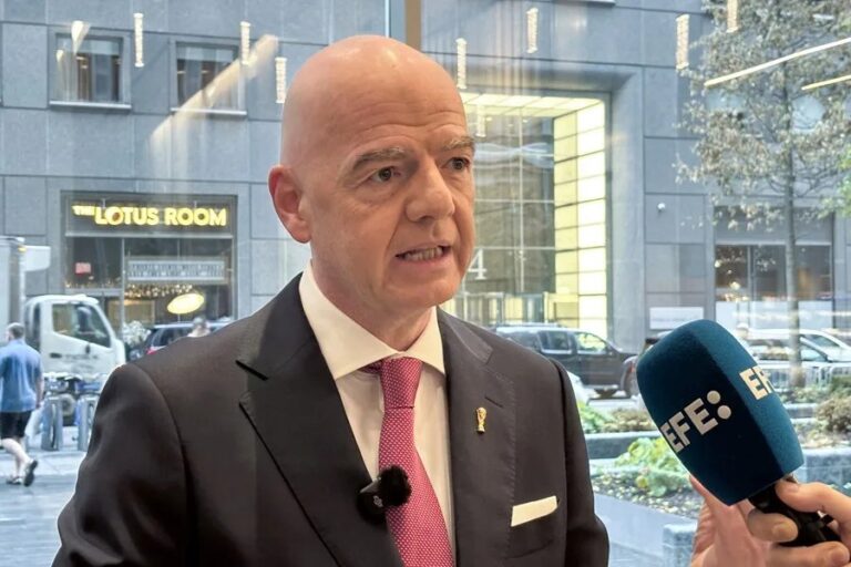 El presidente de la FIFA, Gianni Infantino, se sumó el martes a las manifestaciones de solidaridad del mundo del fútbol con Colombia