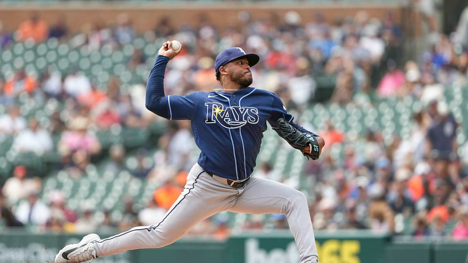 Freddy Peralta lanzó seis entradas sin permitir carreras y consiguió su primera victoria con su nuevo equipo de Tampa Bay Rays