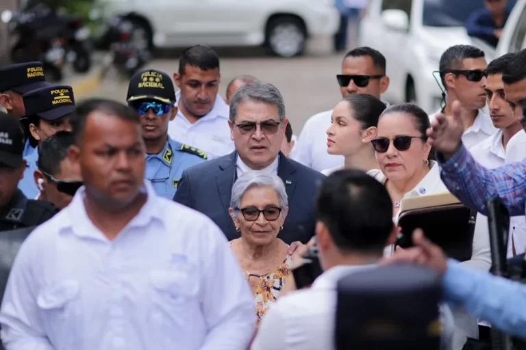 El expresidente de Honduras Orlando Hernández se declara en «indefensión» al comparecer ante un juez por lavado de activos