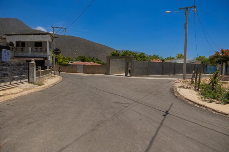 Presidente Abinader inaugura puente sobre río Penitente en Boca de Cachón uniendo comunidades históricamente aisladas; impacta a más de 11,750 personas