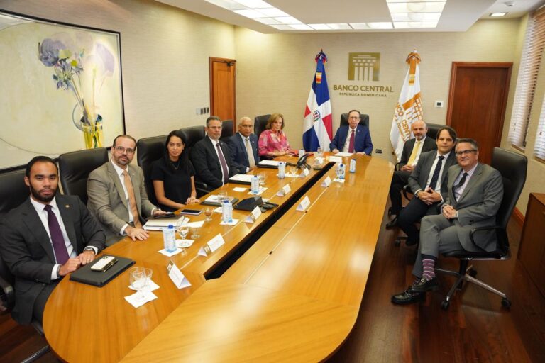 Gobernador del Banco Central Valdez Albizu recibe a representantes de J.P. Morgan