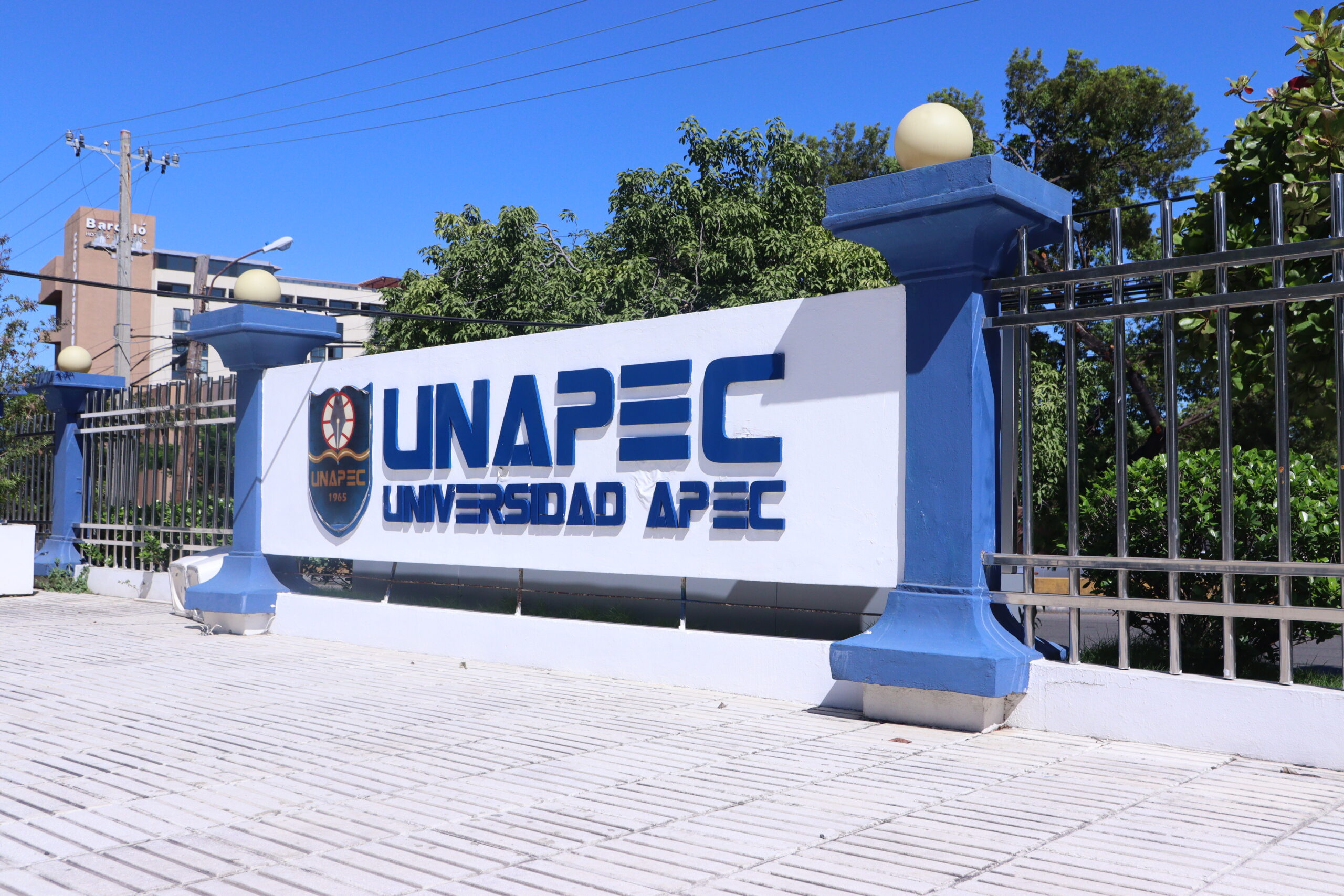 Estudiantes de UNAPEC expresan preocupación por costos y condiciones de infraestructura