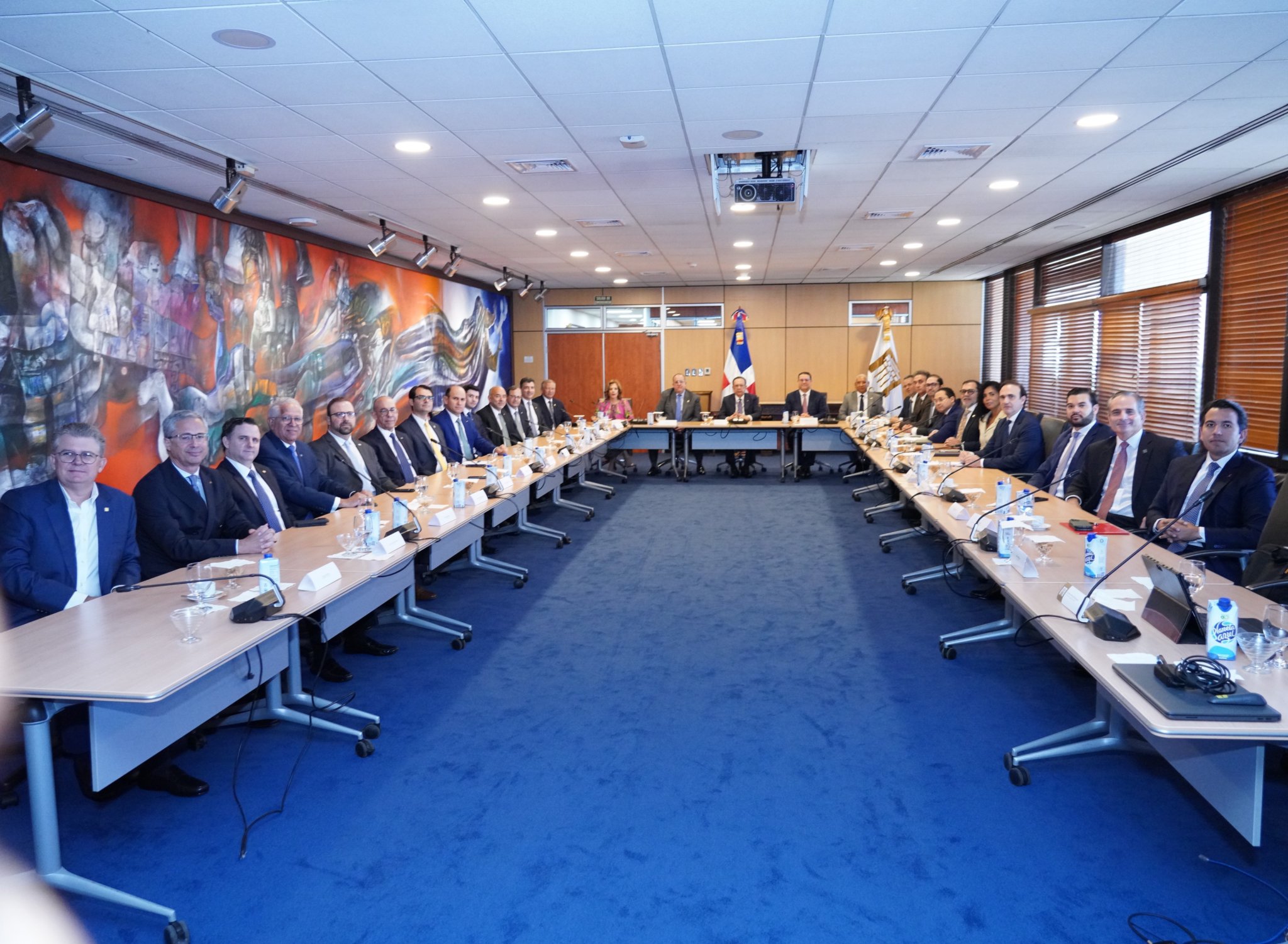 Ministros y gobernador Banco Central se reúnen con ejecutivos asociación bancos múltiples